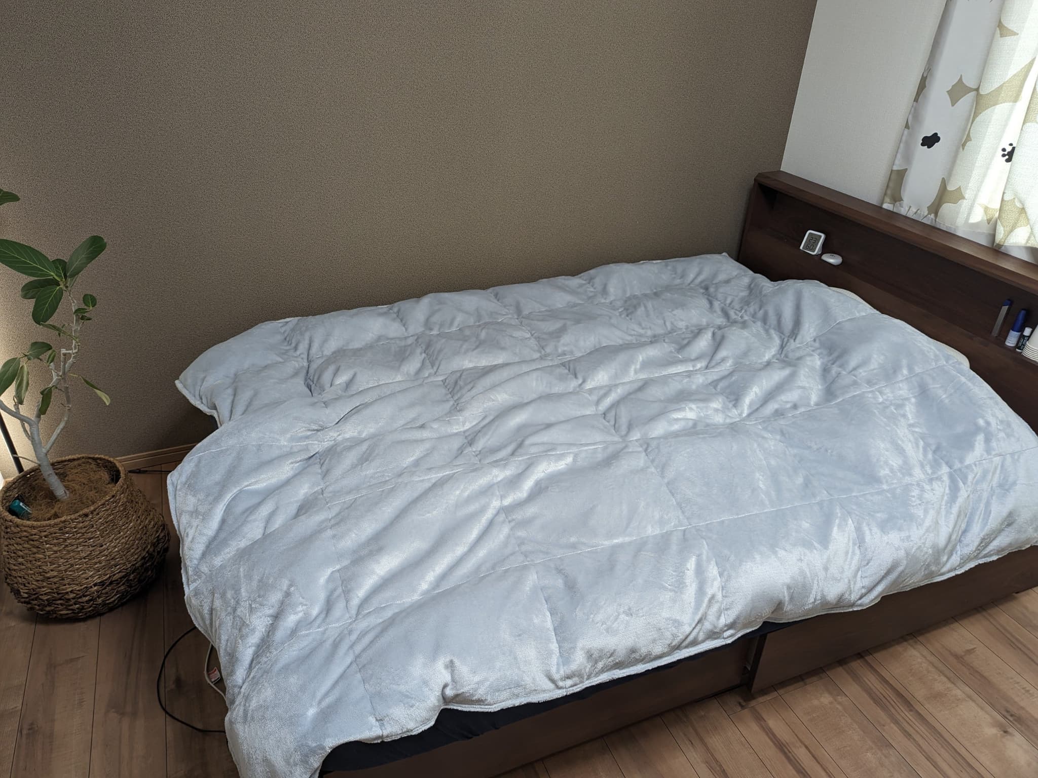 BAKUNE COMFORTER 寝室のベッドで使っている写真